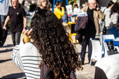 Tel Aviv, İsrail, 7 Şubat 2024 İsrailli gençler, 7 Ekim 2023 'teki terör saldırısının ardından Gazze' deki 139 rehinenin anısına Tel Aviv 'deki Rehine Meydanı' nda toplandılar.