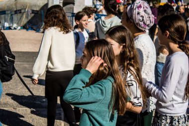 Tel Aviv, İsrail, 7 Şubat 2024 İsrailli gençler, 7 Ekim 2023 'teki terör saldırısının ardından Gazze' deki 139 rehinenin anısına Tel Aviv 'deki Rehine Meydanı' nda toplandılar.