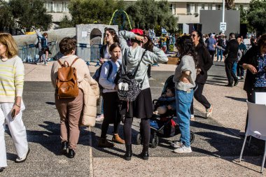 Tel Aviv, İsrail, 7 Şubat 2024 İsrailli gençler, 7 Ekim 2023 'teki terör saldırısının ardından Gazze' deki 139 rehinenin anısına Tel Aviv 'deki Rehine Meydanı' nda toplandılar.