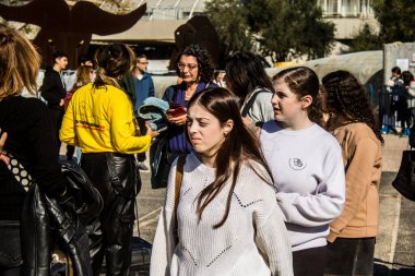 Tel Aviv, İsrail, 7 Şubat 2024 İsrailli gençler, 7 Ekim 2023 'teki terör saldırısının ardından Gazze' deki 139 rehinenin anısına Tel Aviv 'deki Rehine Meydanı' nda toplandılar.