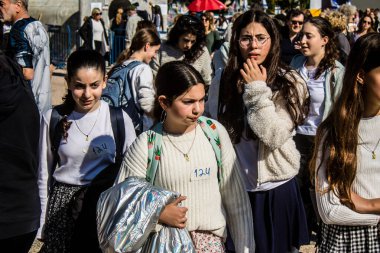 Tel Aviv, İsrail, 7 Şubat 2024 İsrailli gençler, 7 Ekim 2023 'teki terör saldırısının ardından Gazze' deki 139 rehinenin anısına Tel Aviv 'deki Rehine Meydanı' nda toplandılar.