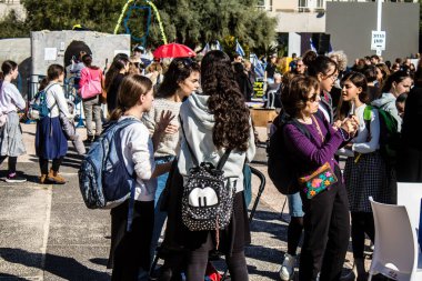 Tel Aviv, İsrail, 7 Şubat 2024 İsrailli gençler, 7 Ekim 2023 'teki terör saldırısının ardından Gazze' deki 139 rehinenin anısına Tel Aviv 'deki Rehine Meydanı' nda toplandılar.