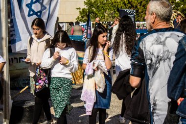 Tel Aviv, İsrail, 7 Şubat 2024 İsrailli gençler, 7 Ekim 2023 'teki terör saldırısının ardından Gazze' deki 139 rehinenin anısına Tel Aviv 'deki Rehine Meydanı' nda toplandılar.
