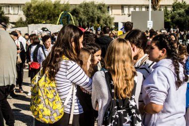 Tel Aviv, İsrail, 7 Şubat 2024 İsrailli gençler, 7 Ekim 2023 'teki terör saldırısının ardından Gazze' deki 139 rehinenin anısına Tel Aviv 'deki Rehine Meydanı' nda toplandılar.