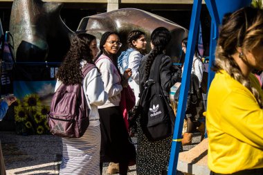 Tel Aviv, İsrail, 7 Şubat 2024 İsrailli gençler, 7 Ekim 2023 'teki terör saldırısının ardından Gazze' deki 139 rehinenin anısına Tel Aviv 'deki Rehine Meydanı' nda toplandılar.