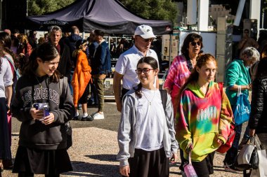 Tel Aviv, İsrail, 7 Şubat 2024 İsrailli gençler, 7 Ekim 2023 'teki terör saldırısının ardından Gazze' deki 139 rehinenin anısına Tel Aviv 'deki Rehine Meydanı' nda toplandılar.