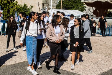 Tel Aviv, İsrail, 7 Şubat 2024 İsrailli gençler, 7 Ekim 2023 'teki terör saldırısının ardından Gazze' deki 139 rehinenin anısına Tel Aviv 'deki Rehine Meydanı' nda toplandılar.