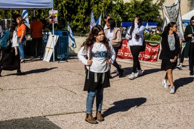 Tel Aviv, İsrail, 7 Şubat 2024 İsrailli gençler, 7 Ekim 2023 'teki terör saldırısının ardından Gazze' deki 139 rehinenin anısına Tel Aviv 'deki Rehine Meydanı' nda toplandılar.