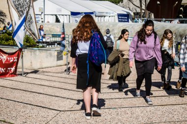 Tel Aviv, İsrail, 7 Şubat 2024 İsrailli gençler, 7 Ekim 2023 'teki terör saldırısının ardından Gazze' deki 139 rehinenin anısına Tel Aviv 'deki Rehine Meydanı' nda toplandılar.