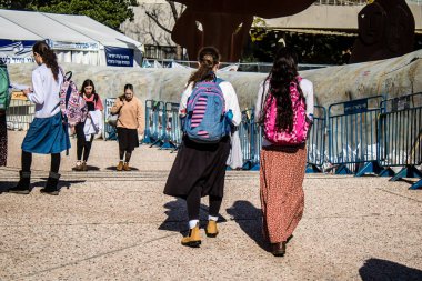 Tel Aviv, İsrail, 7 Şubat 2024 İsrailli gençler, 7 Ekim 2023 'teki terör saldırısının ardından Gazze' deki 139 rehinenin anısına Tel Aviv 'deki Rehine Meydanı' nda toplandılar.