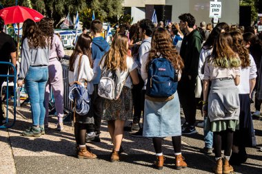 Tel Aviv, İsrail, 7 Şubat 2024 İsrailli gençler, 7 Ekim 2023 'teki terör saldırısının ardından Gazze' deki 139 rehinenin anısına Tel Aviv 'deki Rehine Meydanı' nda toplandılar.