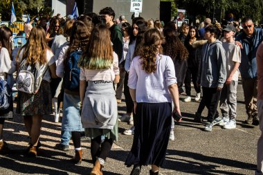 Tel Aviv, İsrail, 7 Şubat 2024 İsrailli gençler, 7 Ekim 2023 'teki terör saldırısının ardından Gazze' deki 139 rehinenin anısına Tel Aviv 'deki Rehine Meydanı' nda toplandılar.