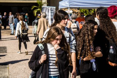 Tel Aviv, İsrail, 7 Şubat 2024 İsrailli gençler, 7 Ekim 2023 'teki terör saldırısının ardından Gazze' deki 139 rehinenin anısına Tel Aviv 'deki Rehine Meydanı' nda toplandılar.