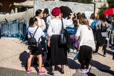 Tel Aviv, İsrail, 7 Şubat 2024 İsrailli gençler, 7 Ekim 2023 'teki terör saldırısının ardından Gazze' deki 139 rehinenin anısına Tel Aviv 'deki Rehine Meydanı' nda toplandılar.