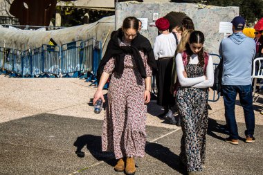 Tel Aviv, İsrail, 7 Şubat 2024 İsrailli gençler, 7 Ekim 2023 'teki terör saldırısının ardından Gazze' deki 139 rehinenin anısına Tel Aviv 'deki Rehine Meydanı' nda toplandılar.