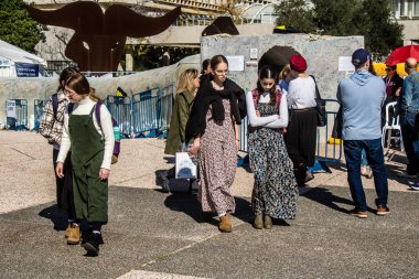 Tel Aviv, İsrail, 7 Şubat 2024 İsrailli gençler, 7 Ekim 2023 'teki terör saldırısının ardından Gazze' deki 139 rehinenin anısına Tel Aviv 'deki Rehine Meydanı' nda toplandılar.