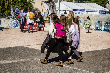 Tel Aviv, İsrail, 7 Şubat 2024 İsrailli gençler, 7 Ekim 2023 'teki terör saldırısının ardından Gazze' deki 139 rehinenin anısına Tel Aviv 'deki Rehine Meydanı' nda toplandılar.