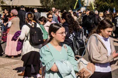 Tel Aviv, İsrail, 7 Şubat 2024 İsrailli gençler, 7 Ekim 2023 'teki terör saldırısının ardından Gazze' deki 139 rehinenin anısına Tel Aviv 'deki Rehine Meydanı' nda toplandılar.