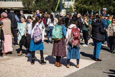 Tel Aviv, İsrail, 7 Şubat 2024 İsrailli gençler, 7 Ekim 2023 'teki terör saldırısının ardından Gazze' deki 139 rehinenin anısına Tel Aviv 'deki Rehine Meydanı' nda toplandılar.