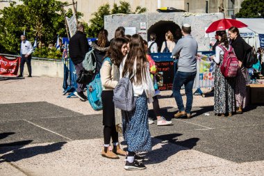 Tel Aviv, İsrail, 7 Şubat 2024 İsrailli gençler, 7 Ekim 2023 'teki terör saldırısının ardından Gazze' deki 139 rehinenin anısına Tel Aviv 'deki Rehine Meydanı' nda toplandılar.