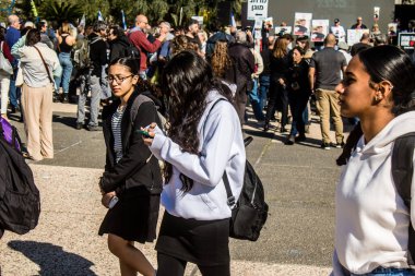 Tel Aviv, İsrail, 7 Şubat 2024 İsrailli gençler, 7 Ekim 2023 'teki terör saldırısının ardından Gazze' deki 139 rehinenin anısına Tel Aviv 'deki Rehine Meydanı' nda toplandılar.