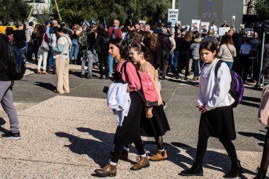 Tel Aviv, İsrail, 7 Şubat 2024 İsrailli gençler, 7 Ekim 2023 'teki terör saldırısının ardından Gazze' deki 139 rehinenin anısına Tel Aviv 'deki Rehine Meydanı' nda toplandılar.