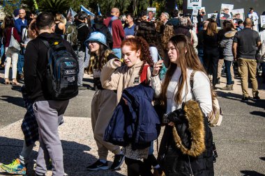 Tel Aviv, İsrail, 7 Şubat 2024 İsrailli gençler, 7 Ekim 2023 'teki terör saldırısının ardından Gazze' deki 139 rehinenin anısına Tel Aviv 'deki Rehine Meydanı' nda toplandılar.