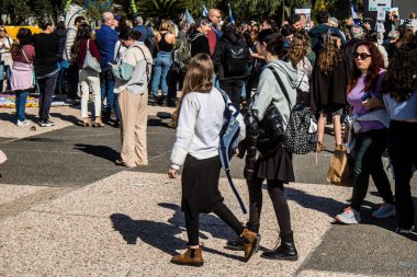 Tel Aviv, İsrail, 7 Şubat 2024 İsrailli gençler, 7 Ekim 2023 'teki terör saldırısının ardından Gazze' deki 139 rehinenin anısına Tel Aviv 'deki Rehine Meydanı' nda toplandılar.