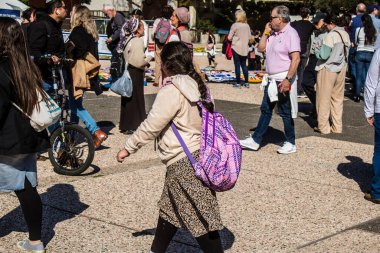 Tel Aviv, İsrail, 7 Şubat 2024 İsrailli gençler, 7 Ekim 2023 'teki terör saldırısının ardından Gazze' deki 139 rehinenin anısına Tel Aviv 'deki Rehine Meydanı' nda toplandılar.