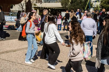 Tel Aviv, İsrail, 7 Şubat 2024 İsrailli gençler, 7 Ekim 2023 'teki terör saldırısının ardından Gazze' deki 139 rehinenin anısına Tel Aviv 'deki Rehine Meydanı' nda toplandılar.
