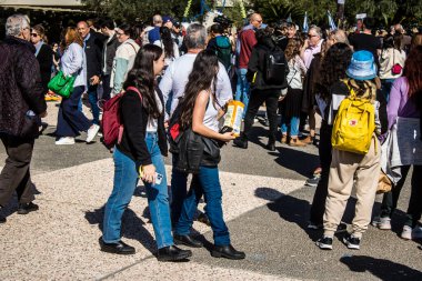 Tel Aviv, İsrail, 7 Şubat 2024 İsrailli gençler, 7 Ekim 2023 'teki terör saldırısının ardından Gazze' deki 139 rehinenin anısına Tel Aviv 'deki Rehine Meydanı' nda toplandılar.