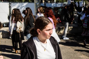 Tel Aviv, İsrail, 7 Şubat 2024 İsrailli gençler, 7 Ekim 2023 'teki terör saldırısının ardından Gazze' deki 139 rehinenin anısına Tel Aviv 'deki Rehine Meydanı' nda toplandılar.