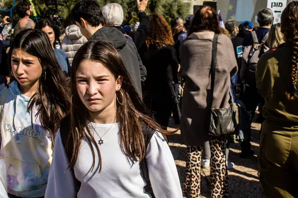 Tel Aviv, İsrail, 7 Şubat 2024 İsrailli gençler, 7 Ekim 2023 'teki terör saldırısının ardından Gazze' deki 139 rehinenin anısına Tel Aviv 'deki Rehine Meydanı' nda toplandılar.