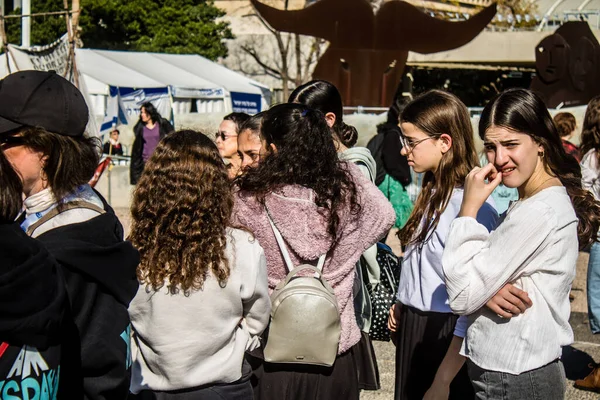 Tel Aviv, İsrail, 7 Şubat 2024 İsrailli gençler, 7 Ekim 2023 'teki terör saldırısının ardından Gazze' deki 139 rehinenin anısına Tel Aviv 'deki Rehine Meydanı' nda toplandılar.