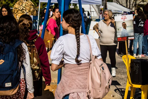 Tel Aviv, İsrail, 7 Şubat 2024 İsrailli gençler, 7 Ekim 2023 'teki terör saldırısının ardından Gazze' deki 139 rehinenin anısına Tel Aviv 'deki Rehine Meydanı' nda toplandılar.