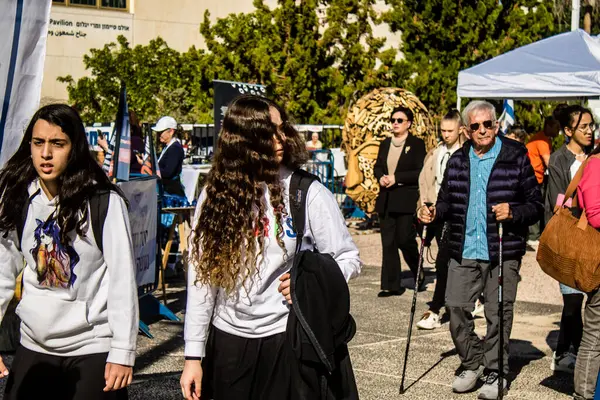 Tel Aviv, İsrail, 7 Şubat 2024 İsrailli gençler, 7 Ekim 2023 'teki terör saldırısının ardından Gazze' deki 139 rehinenin anısına Tel Aviv 'deki Rehine Meydanı' nda toplandılar.