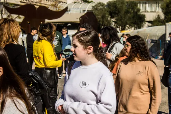 Tel Aviv, İsrail, 7 Şubat 2024 İsrailli gençler, 7 Ekim 2023 'teki terör saldırısının ardından Gazze' deki 139 rehinenin anısına Tel Aviv 'deki Rehine Meydanı' nda toplandılar.