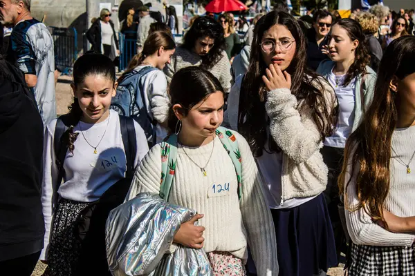 Tel Aviv, İsrail, 7 Şubat 2024 İsrailli gençler, 7 Ekim 2023 'teki terör saldırısının ardından Gazze' deki 139 rehinenin anısına Tel Aviv 'deki Rehine Meydanı' nda toplandılar.