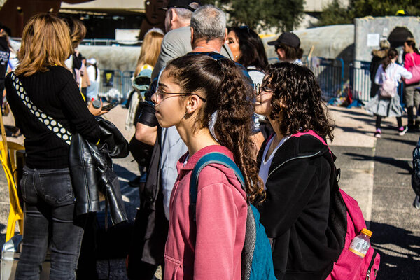 Тель-Авив, Израиль, 7 февраля 2024 года Израильские подростки собрались на площади заложников в Тель-Авиве в память о 139 заложниках, все еще находящихся в плену в Газе после теракта 7 октября 2023 года