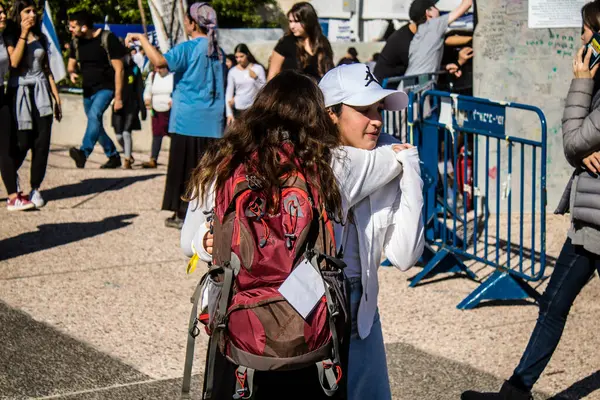 Tel Aviv, İsrail, 7 Şubat 2024 İsrailli gençler, 7 Ekim 2023 'teki terör saldırısının ardından Gazze' deki 139 rehinenin anısına Tel Aviv 'deki Rehine Meydanı' nda toplandılar.