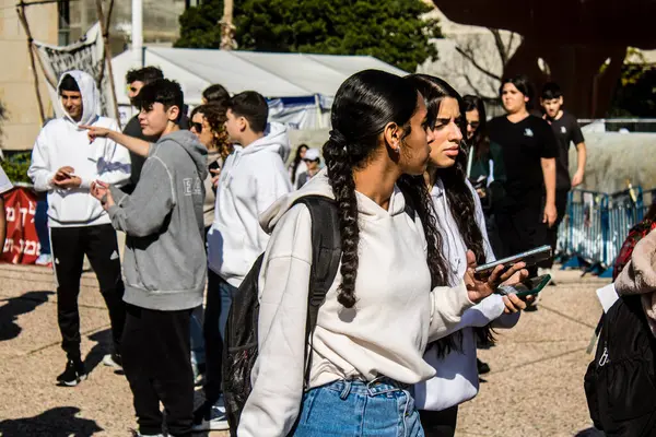 Tel Aviv, İsrail, 7 Şubat 2024 İsrailli gençler, 7 Ekim 2023 'teki terör saldırısının ardından Gazze' deki 139 rehinenin anısına Tel Aviv 'deki Rehine Meydanı' nda toplandılar.