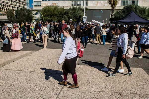 Tel Aviv, İsrail, 7 Şubat 2024 İsrailli gençler, 7 Ekim 2023 'teki terör saldırısının ardından Gazze' deki 139 rehinenin anısına Tel Aviv 'deki Rehine Meydanı' nda toplandılar.