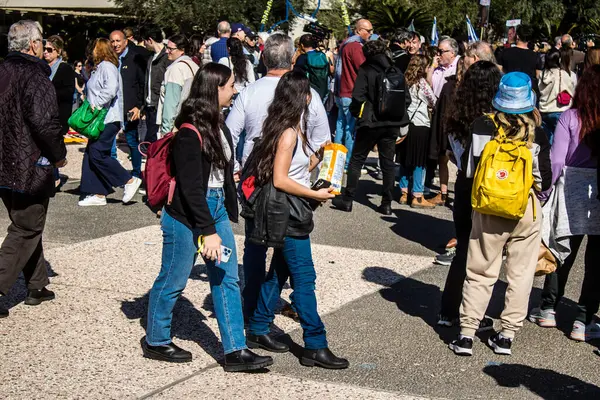 Tel Aviv, İsrail, 7 Şubat 2024 İsrailli gençler, 7 Ekim 2023 'teki terör saldırısının ardından Gazze' deki 139 rehinenin anısına Tel Aviv 'deki Rehine Meydanı' nda toplandılar.