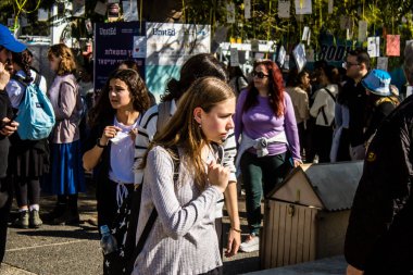 Tel Aviv, İsrail, 7 Şubat 2024 İsrailli gençler, 7 Ekim 2023 'teki terör saldırısının ardından Gazze' deki 139 rehinenin anısına Tel Aviv 'deki Rehine Meydanı' nda toplandılar.