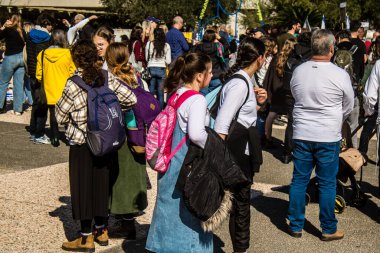 Tel Aviv, İsrail, 7 Şubat 2024 İsrailli gençler, 7 Ekim 2023 'teki terör saldırısının ardından Gazze' deki 139 rehinenin anısına Tel Aviv 'deki Rehine Meydanı' nda toplandılar.