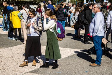 Tel Aviv, İsrail, 7 Şubat 2024 İsrailli gençler, 7 Ekim 2023 'teki terör saldırısının ardından Gazze' deki 139 rehinenin anısına Tel Aviv 'deki Rehine Meydanı' nda toplandılar.