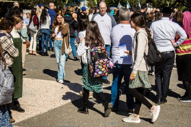 Tel Aviv, İsrail, 7 Şubat 2024 İsrailli gençler, 7 Ekim 2023 'teki terör saldırısının ardından Gazze' deki 139 rehinenin anısına Tel Aviv 'deki Rehine Meydanı' nda toplandılar.