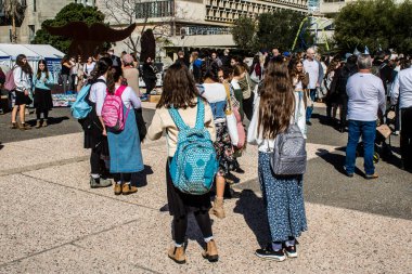 Tel Aviv, İsrail, 7 Şubat 2024 İsrailli gençler, 7 Ekim 2023 'teki terör saldırısının ardından Gazze' deki 139 rehinenin anısına Tel Aviv 'deki Rehine Meydanı' nda toplandılar.