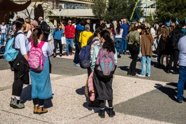 Tel Aviv, İsrail, 7 Şubat 2024 İsrailli gençler, 7 Ekim 2023 'teki terör saldırısının ardından Gazze' deki 139 rehinenin anısına Tel Aviv 'deki Rehine Meydanı' nda toplandılar.