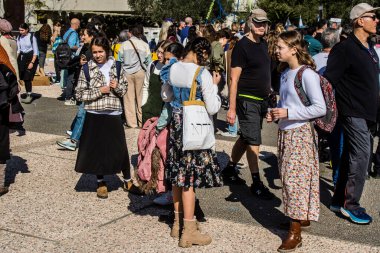 Tel Aviv, İsrail, 7 Şubat 2024 İsrailli gençler, 7 Ekim 2023 'teki terör saldırısının ardından Gazze' deki 139 rehinenin anısına Tel Aviv 'deki Rehine Meydanı' nda toplandılar.